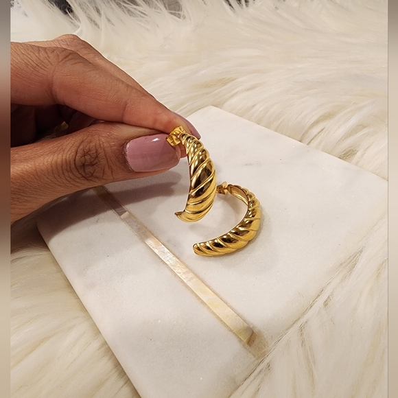 New 18k Gold Dome Earrings! - Picture 2 of 6